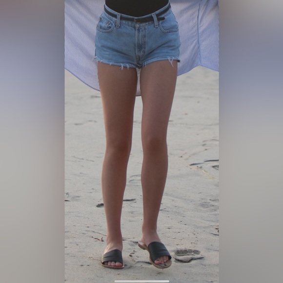 Vintage Levi’s shorts, size 24 - Picture 2 of 4